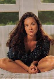 She grew up in a family of performing artists: Ashley Judd 1992 Oldschoolcool