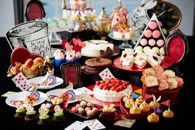 Challah dolce rotondo, barattolo del miele, mela rossa e melograno su una t. Riassunto Buffet Di Dolci Cocktail E Menu Aventi Come Tema Alice Nel Paese Delle Meraviglie Al Keio Plaza Hotel Tokyo Business Wire