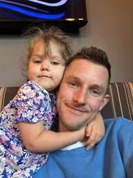 Can someone clean up this little girl's messy face? Thank you very much.