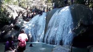 Air terjun sebelah kanan lebih deras daripada yang sebelah kiri. Air Terjun Tempat Warga Mandi Usai Berkebun Jadi Lokasi Wisata Di Jayapura Bagian 1