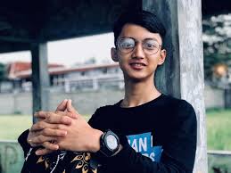 Dia langganan ojek sama ojak untuk mengantarnya ke sekolah setiap hari. 3rc1ux5z7xd5ym