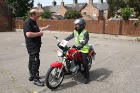 Livreaza comenzile conform programului de distributie. Noile Reguli Ale Examenului Moto Cu Instructorul In Spate Èi PoliÈistul In CascÄ Pe Motoare