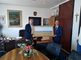 Di fronte ad una epidemia di zombi in grande stile, armato di mazza da cricket e vanga, shaun trascina ed nell'. Si Festeggia 40 Anni Di Amicizia Tra Roseto E Makarska La Storia Raccontata In Streaming Wallnews24