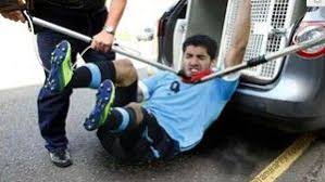 Suarez luis suarez all news gleichgewicht verloren suarez bite luis suarez bites suarez verteidigt biss: Luis Suarez Biss Beherrscht Die Presse Bannt Dieses Monster