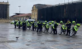 Los policías de bajo rango comparten la mala imagen que soporta la fuerza. Uniforme Policia Colombia 2021 La Fm