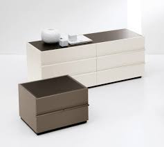 Cassettiera per camera da letto con unghiatura montana. Como Moderno In Stile Minimale Per Camera Da Letto Idfdesign