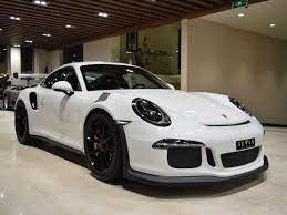 The former is a distinct design feature that's mounted at the top instead of the bottom, which porsche says actually improves aerodynamics. Porsche 911 Gt3 Rs