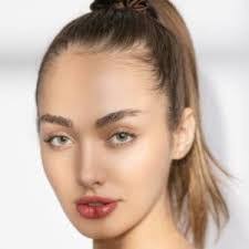 Leila Bauer's Instagram, Twitter & Facebook