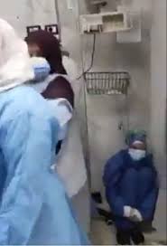 ونشرت صورة ممرضات يجلسن على الأرض في أحد المستشفيات، معلقة عليها: Y Zjkfdwh9fkcm