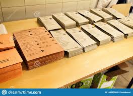 Las mesas receptoras de votos estarán integradas por tres miembros, nombrados por el juez. Votaciones Para Votar En Una Mesa De Un Centro De Votacion Imagen Editorial Imagen De Extremo Primer 163582900