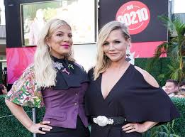 We're doing a new '90210.' spelling went on to explain that the reboot. Tori Spelling And Jennie Garth React To Jessica Alba S Beverly Hills 90210 No Eye Contact Claim The Independent