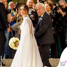 La bella stagione dei matrimoni è stata inaugurata ieri dalla coppia formata da lorella boccia e niccolò presta che hanno pronunciato il sì davanti. Lorella Boccia E Niccolo Presta Sposi In Blumarine E Cavalli Lookdavip It