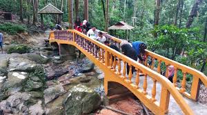 Kalau hujan takyah datang sebab trek licin nanti, kang tergolek dog plak dari atas jambatan. Taman Eko Rimba Kanching Waterfalls Templer Park Rawang Selangor Dboystudio