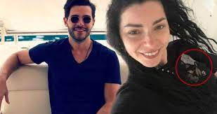 İlişkileri bodrum'da çekilen fotoğraflarıyla ortaya çıkan merve boluğur ve hakan sabancı boluğur ve sabancı'nın siparişlerini beklerken birbirleriyle değil, cep telefonlarıyla ilgilenmeleri dikkat çekti. Merve Bolugur Ve Hakan Sabanci Ask Mi Yasiyor Haberler Magazin Haberler Com