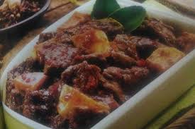 Di dalam mangkuk, aduk rata daging sapi, bumbu halus, merica, pala, cengkih, kecap manis bango, garam, dan gula. Asin Pedas Oseng Daging Kentang Masak Kecap