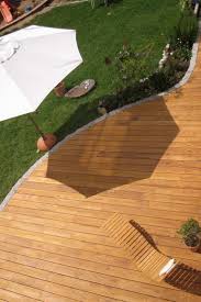 Wichtig ist, dass es sich gut in den garten einfügt und zum haus passt. Einfach Holzterrasse Selber Machen Alle Diy Tipps Fur Uns Garten Dekorationen Terrasse Bauen Holzterrasse Holzterasse Garten