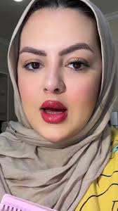 How to Use a Pink Eyelash Curler Effectively