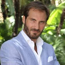 Alberto Palladini(Maurizio Aiello) ci sara lui dietro i camorristi complici  per far sloggiare Clara in quartieri più chic!