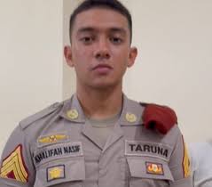 Taruna Akpol Tampan Khalifah Nasif Diapit Para Perwira Polisi Sampai  'Disayang-sayang', Netizen: Berkharisma Calon Adhi Makayasa