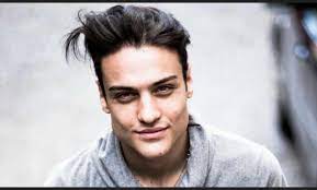 Example sentences from the web for awed. Awed Chi E Lavoro Carriera Vita Privata Isola Dei Famosi Instagram