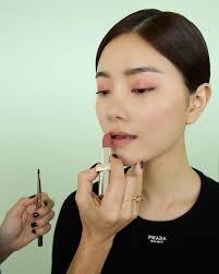Lynsey Alexander, Prada Beauty Global Creative Makeup Artist designed a  unique makeup look for the exclusive masterclass in Seoul, Korea.  #PradaBeauty #PradaMakeup #PradaSkincare #RethinkingBeauty #프라다뷰티