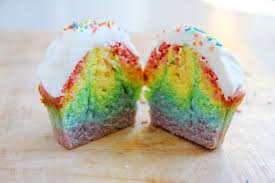 Ein Tolles Rezept Fur Regenbogen Cupcakes Mit Frosting Regenbogen Cupcakes Herzhafte Kuchen Snack Ideen