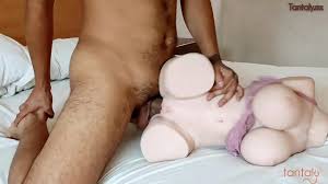 Marido es captado por su esposo mientras se coje a su muñeca,se calienta y  hacen trio - XNXX.COM