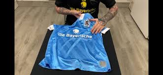 Meine daten werden gemäß der tsv münchen von 1860 gmbh & co. Tsv 1860 Das Neue Heimtrikot 2020 21 Im Video Sechzger De Nummernschild Halter Verlosung