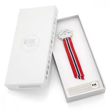 Tid for å finne frem finstatsen, og på nasjonaldagen er det ekstra stas å pynte seg med en vakker sløyfe. 17 Mai Sloyfe Solv Prins Prinsesse Skarnes Ur Gull B Johnsen Butikk Verksted Med Ur Gaver Smykker Solv Gull Bunadsolv Og Annet Tilbehor Til Bunader I Hele Landet Stjernekikkert Titan Vekkerklokke Veggur