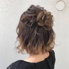 短くても可愛いボブでもできるまとめ髪 簡単アレンジをご紹介 folk ヘアスタイリング ボブ ヘアアレンジ 結婚式 簡単 ヘアアレンジ