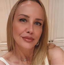 You're looking at the first-ever successful images, or “photomicrograph,”  of a single snowflake — photographed through a microscope in 1923 by  self-educated photographer Wilson Bentley. ❄️ Bentley went through a lot of