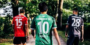 Trending news & rumors for football, basketball, baseball, hockey, soccer & more. Die Neuen 96 Trikots Fur Die Saison 2020 21 Kultur Freizeit 2020 Aktuelles Hannover De Presse Medien Service