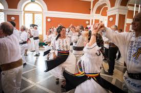 Structura din titlul articolului, din punct de vedere morfologic, poate avea valoarea unei locuţiuni adverbiale sau a uneia prepoziţionale. Popular Dances From Transilvania And BistriÈ›a NÄƒsÄƒud Purtata Din Feleac De A Lungul And BÄƒrbuncul Codanec