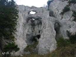 Unul dintre cele mai bizare obiective turistice naturale din romania se afla in regiunea coada lacului, in comuna poiana teiului. Stanca La Trei CÄƒldÄƒri Obiective Turistice NeamÅ£ DeÈ™tepÈ›i Ro