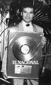 Pero como quisiera, ay que tú vivieras que tus ojitos jamás se hubieran cerrado nunca y estar mirándolos amor eterno e inolvidable tarde o temprano estaré contigo para seguir, amándonos. Juan Gabriel Juan Gabriel Cantante Fotos Juan Gabriel Juan Gabriel Amor Eterno