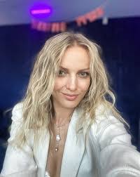 Anna Cherry's Instagram, Twitter & Facebook