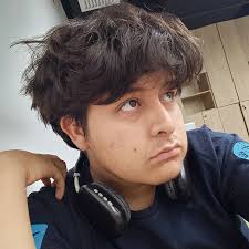 Yo también estaba por aquí en 2016 haciendo mis pinitos 💖 1- De cara me  veo absolutamente igual 😌 2- Hacia danza acrobática y esta era mi foto  favorita ❤️ 3- Hazme