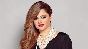 باسكال مشعلاني تطرح ألبومها نهاية الصيف statement necklace style hairstyle