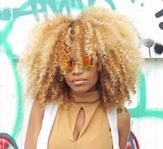 5 Astuces Pour Avoir Des Boucles Toujours Parfaites Ma Coiffeuse Afro Teinture Cheveux Naturelle Cheveux Naturels Couleur De Cheveux Naturelle