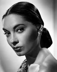 Elizabeth Threatt's Instagram, Twitter & Facebook