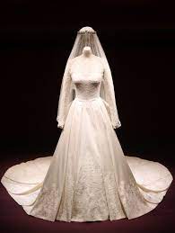 8 Surprising Things You Might Not Know About Kate Middleton S Wedding Dress Expensive Wedding Dress Kate Wedding Dress Kate Middleton Wedding Dress