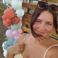 Amanda Leroux's Instagram, Twitter & Facebook