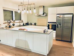 Grifflose Weisse Kuche Mit Dunner Grauer Arbeitsplatte Und Hellgruner Wand Kuche Freistehend Wohnung Kuche Haus Kuchen