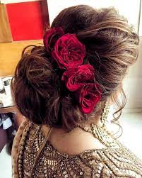 L Inspiration Coiffures De Mariee Indienne Les Cheveux En Desordre Petits Pains Orne Indian Wedding Hairstyles Bridal Hair Buns Hairstyles For Indian Wedding