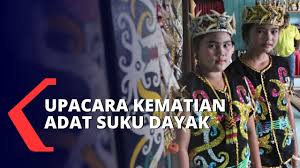 Adat ini bermula dengan pasangan pengantin harus di lakukan di sungai di mana mereka akan dimandi kan dengan darah khinzir (seperti dalam gambar). Mantat Tu Mate Upacara Adat Suku Dayak Antarkan Orang Meninggal Youtube