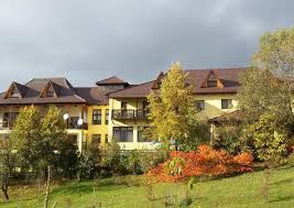 Situata in statiunea sarata monteoru, vila olga, recent renovata, este locul perfect pentru o vacanta in mijlocul naturii sau un eveniment de team building (deoarece aici se gasesc si doua sali de conferinte, bine echipate). Romania Montana Sarata Monteoru