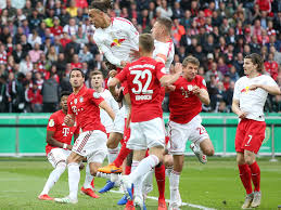 Aachen verliert gegen die bayern mit einem arroganten fast flegelhaften thomas müller 0:4 und die beiden pokal trikot von alemannia aachen und die tore gegen mainz 05. Warum Trugen Bayern Und Leipzig So Ahnliche Outfits Dfb Pokal Kicker