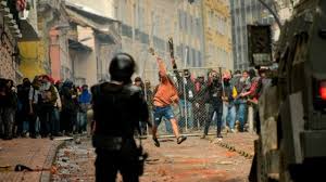 Estas comunidades han continuado con las manifestaciones y lanzando consignas en su idioma ancestral contra lo la conaie, la mayor central indígena del país, anunció en un comunicado el sábado su propio estado de excepción, en los territorios ancestrales. Estado De Excepcion En Ecuador 3 Preguntas Para Entender Las Violentas Protestas Por El Alza En El Precio De Combustibles Bbc News Mundo