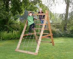 Ein klettergerüst, auch spielturm genannt, gibt es auf den meisten öffentlichen spielplätzen und ist sehr beliebt bei den kindern. Klettergerust Im Garten Eine Fantastische Spielecke Fur Die Kinder Selber Gestalten Klettergerust Spielecke Aufbewahrung Garten