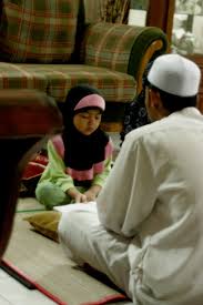 Dia bersama kakak dan sepupunya akan datang ke rumah setiap malam untuk belajar mengaji muqaddam. Melentur Buluh Dari Rebungnya